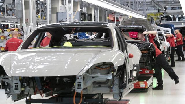 Une chaîne de montage de Porsche, en Allemagne. [AFP - THOMAS KIENZLE]