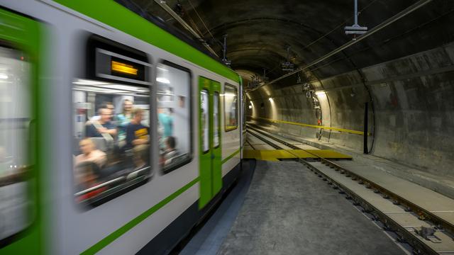 Familles et passionnés se sont bousculés pour l'inauguration du tunnel du LEB à Lausanne, 14.05.2022. [Keystone - Jean-Christophe Bott]