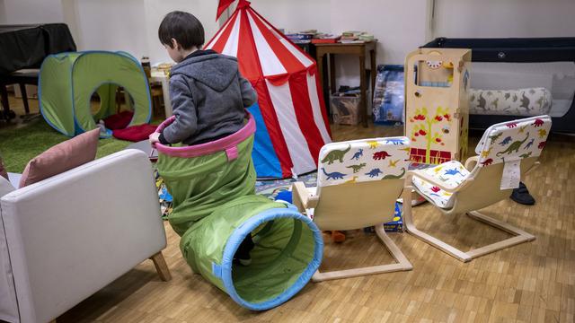 Un enfant ukrainien à l'Armée du Salut de Genève en avril 2022. [Keystone - Martial Trezzini]