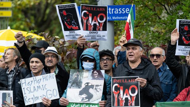 Des manifestants en soutien au soulèvement qui a lieu actuellement en Iran. [keystone - Peter Schneider]