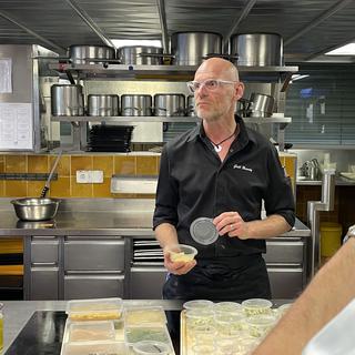 Le chef cuisinier Gaël Brandy lors d'un ateleir de cuisine végétarienne. [RTS - Jérôme Zimmermann]
