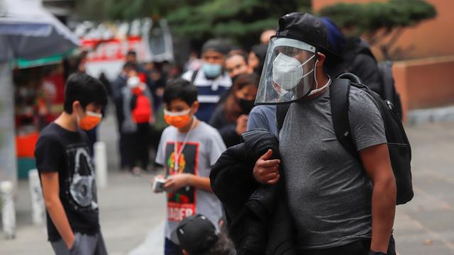 File d'attente devant un centre de test pour le Covid à Mexico. [EPA/Keystone - Isaac Esquivel]