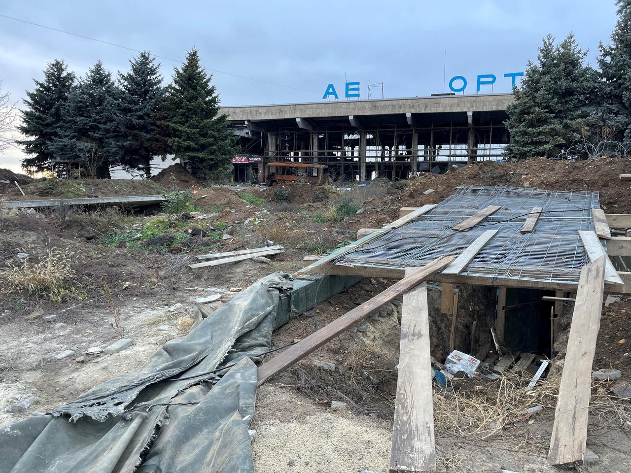 L'aéroport de Kherson, qui a servi de base aux troupes russes pendant l'occupation, a lui aussi essuyé des tirs nourris de l'artillerie ukrainienne. [RTS - Tristan Dessert]