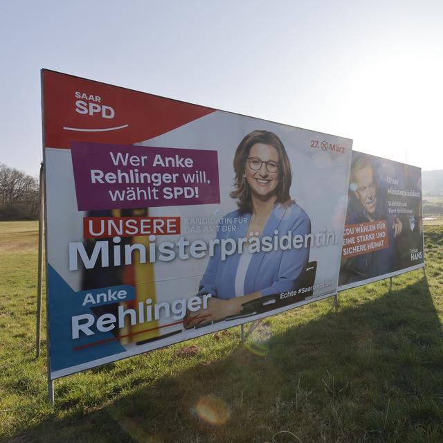 Un peu plus de cent jours après son accession au pouvoir, le parti social-démocrate du chancelier allemand Olaf Scholz a remporté haut la main son premier test électoral. Un scrutin régional en Sarre l'a opposé à des conservateurs en crise. [KEYSTONE - RONALD WITTECK]