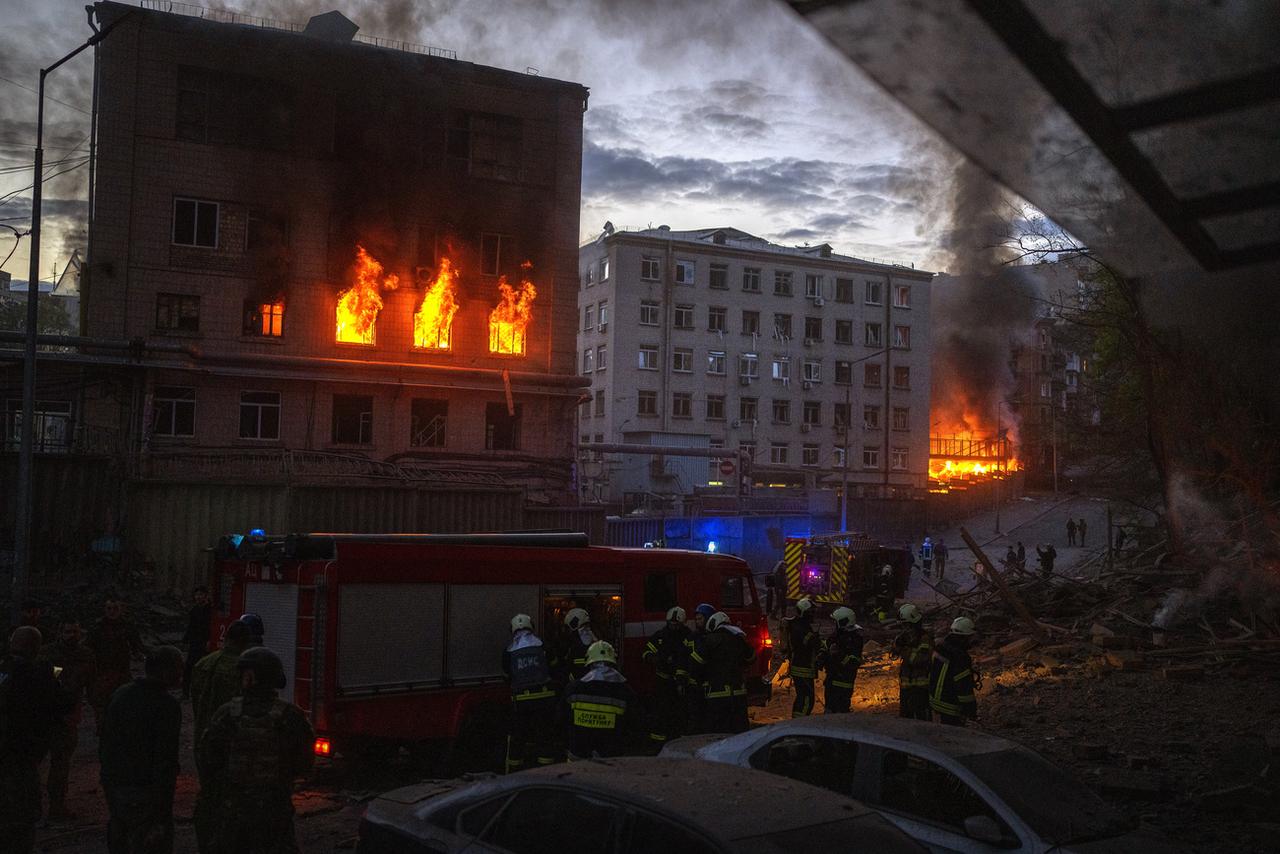 Des missiles russes ont frappé jeudi soir Kiev, pour la première fois depuis la mi-avril. [Keystone - AP Photo/Emilio Morenatt]