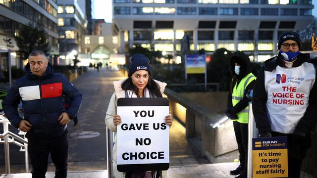 Alys, une infirmière urgentiste dans un hôpital londonien témoigne de la crise du NHS. Image d'illustration de la grève des infirmières. [REUTERS - Henry Nicholls]