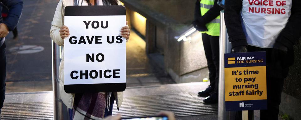 Alys, une infirmière urgentiste dans un hôpital londonien témoigne de la crise du NHS. Image d'illustration de la grève des infirmières. [REUTERS - Henry Nicholls]