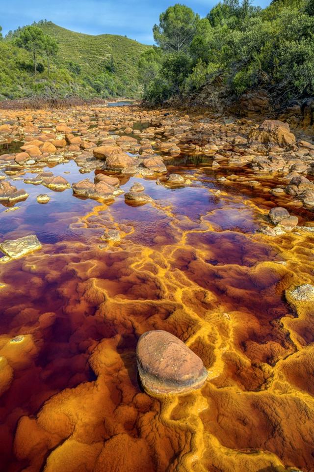 En Andalousie, le Río Tinto a une couleur très particulière. [Biosphoto via AFP - Jean-Philippe Delobelle]