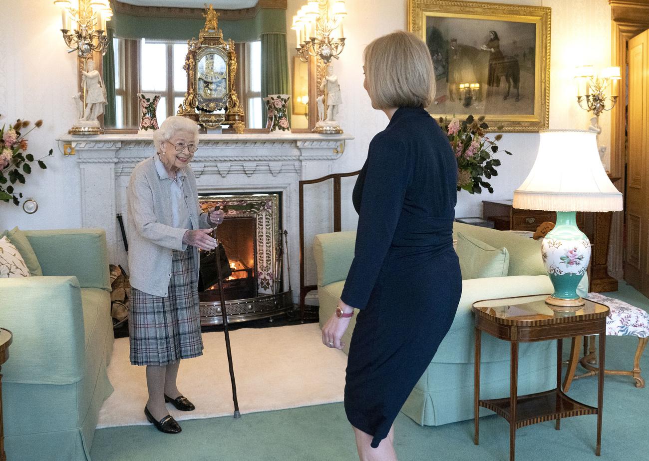 Liz Truss a été officiellement nommée Première ministre du Royaume-Uni par la reine Elizabeth II. [KEYSTONE - JANE BARLOW]