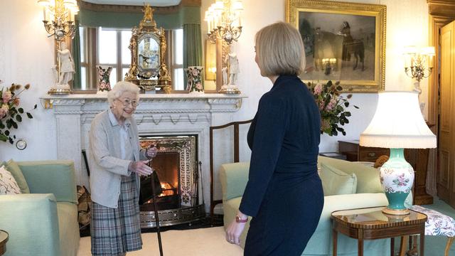 Liz Truss a été officiellement nommée Première ministre du Royaume-Uni par la reine Elizabeth II. [KEYSTONE - JANE BARLOW]