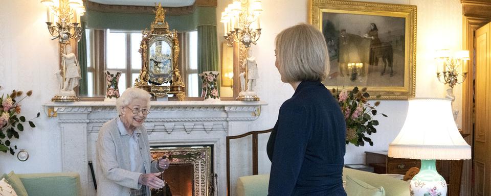 Liz Truss a été officiellement nommée Première ministre du Royaume-Uni par la reine Elizabeth II. [KEYSTONE - JANE BARLOW]