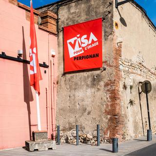 Une affiche de Visa pour l'Image dans les rues de Perpignan. [AFP - JC Milhet/Hans Lucas]