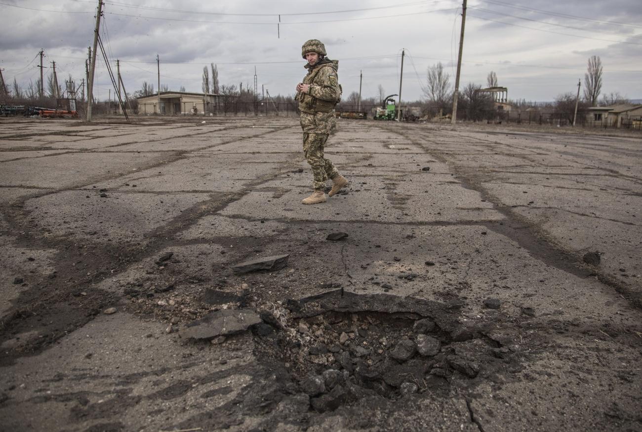 Trace de tir de mortier dans le village de Novolouganské, dans l'est de l'Ukraine, le 19 févier 2022. [AP/Keystone - Oleksandr Ratushniak]