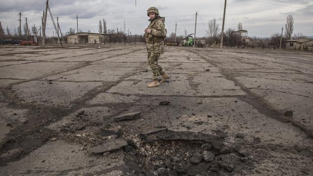 Trace de tir de mortier dans le village de Novolouganské, dans l'est de l'Ukraine, le 19 févier 2022. [AP/Keystone - Oleksandr Ratushniak]