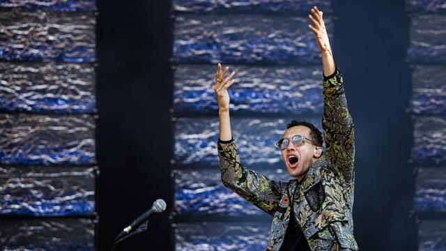 Gaël Faye harangue la foule pendant son concert sur la Grande scène. [Keystone - Valentin Flauraud]