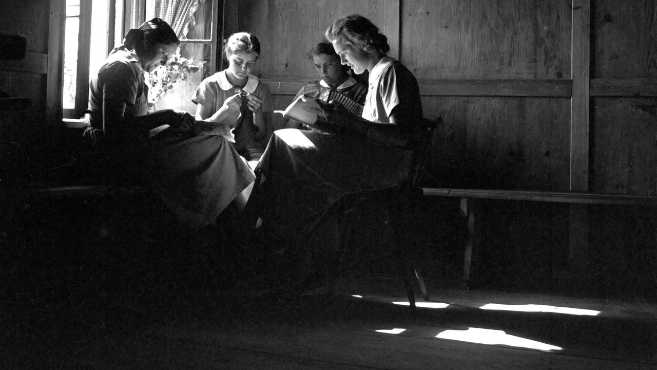 Des femmes en train de lire à Kempten, en Allemagne, dans les années 1930. [AFP - Hansmann / United Archives]