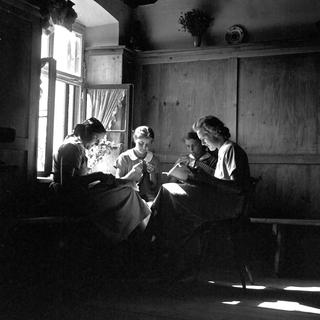 Des femmes en train de lire à Kempten, en Allemagne, dans les années 1930. [AFP - Hansmann / United Archives]