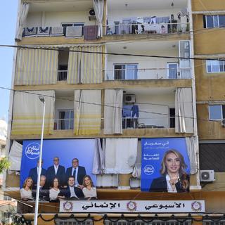 Une grande affiche pré-électorale des candidats libanais aux élections législatives est exposée à Beyrouth, au Liban, le 11 mai 2022. [EPA/KEYSTONE - Wael Hamzeh]