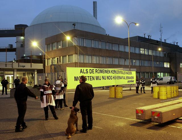 En novembre 2005, des activistes de Greenpeace déguisés en légionnaires romains protestaient contre la prolongation de la centrale de Borssele pour 30 années. "Si les Romains avaient eu des centrales nucléaires, nous serions toujours en train de garder leurs déchets nucléaires", avaient-ils écrit sur leur bannière. [Reuters - Michael Kooren]