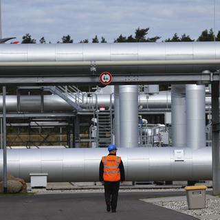 Des agents de sécurité marchent devant l'installation d'atterrissage du gazoduc de la mer Baltique Nord Stream 2 à Lubmin, en Allemagne, le 19 septembre 2022. [reuters - Fabrizio Bensch]