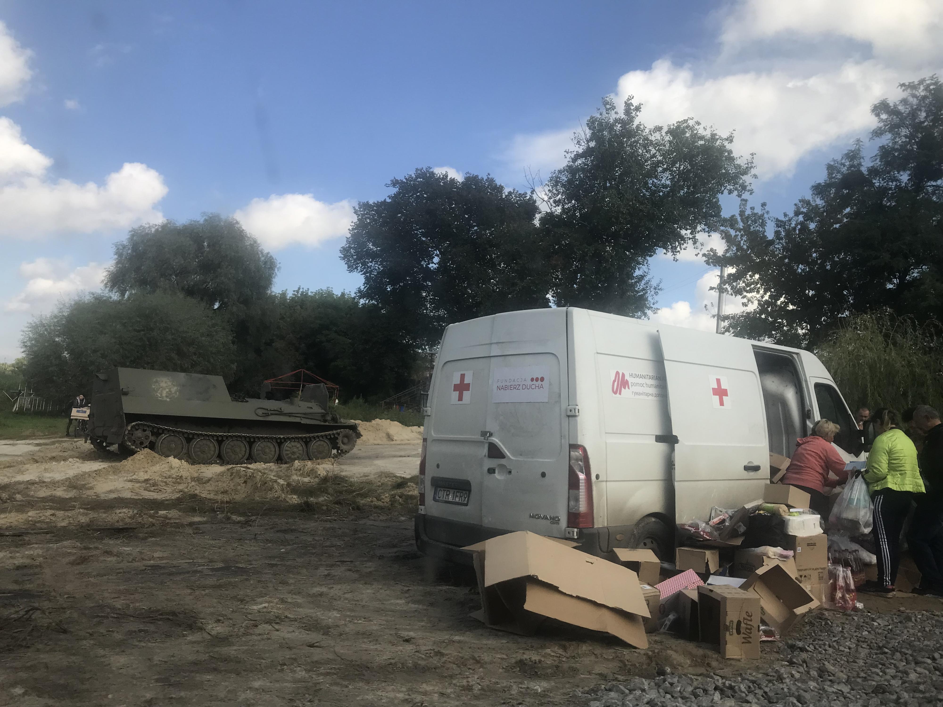 Des camions humanitaires amènent de la nourriture pour les habitants d'Izioum [RTS - Maurine Mercier]