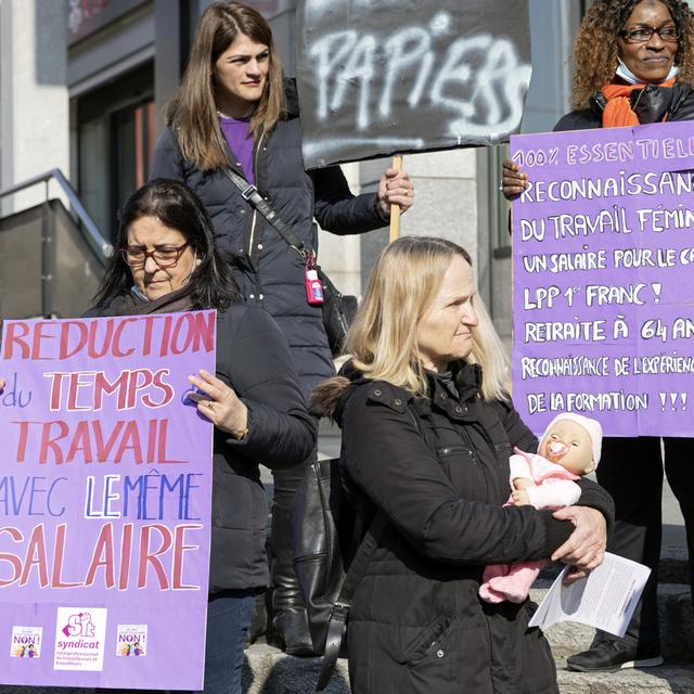 Manifestantes lors de la journée internationale des droits des femmes le 8 mars à Genève. [Keystone - Salvatore Di Nolfi]