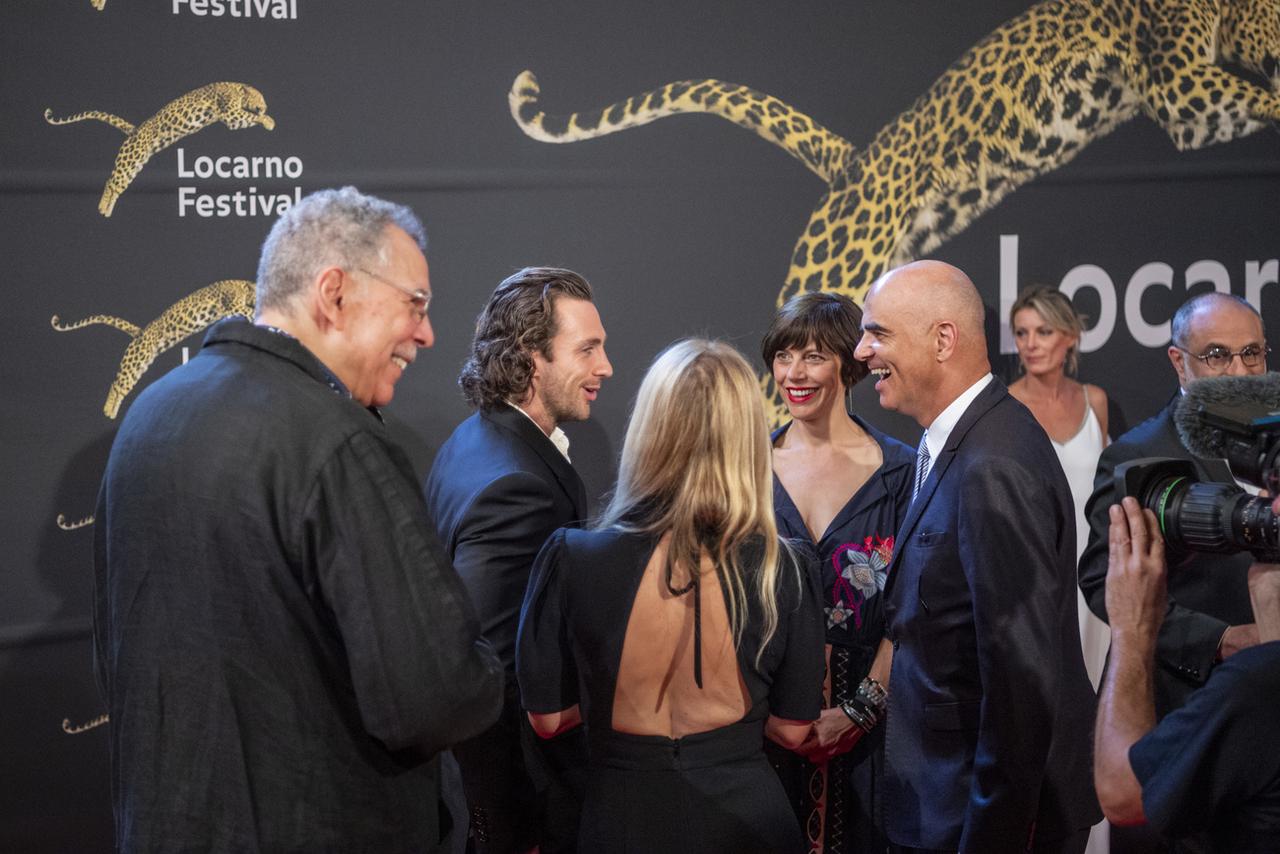 Le conseiller fédéral Alain Berset salue l'acteur britannique Aaron Taylor-Johnson mercredi 3 août lors du 75e Festival de Locarno. [Keystone - Urs Flueeler]