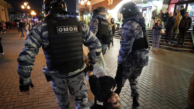 Les policiers anti-émeute ont notamment sévi contre des manifestants à Moscou. [Keystone/AP Photo - Alexander Zemlianichenko]