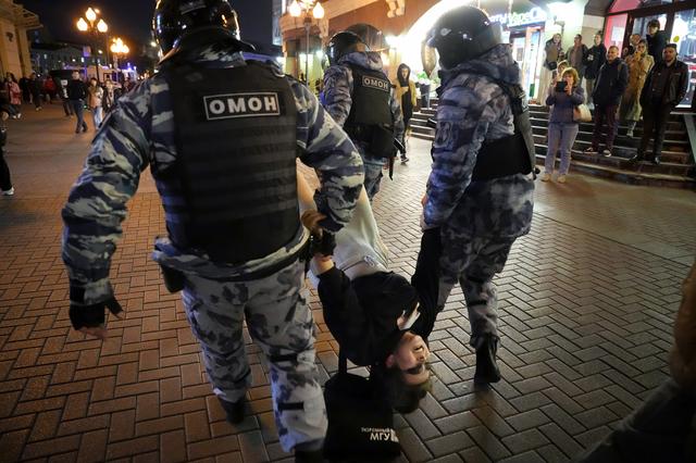 Les policiers anti-émeute ont notamment sévi contre des manifestants à Moscou. [Keystone/AP Photo - Alexander Zemlianichenko]