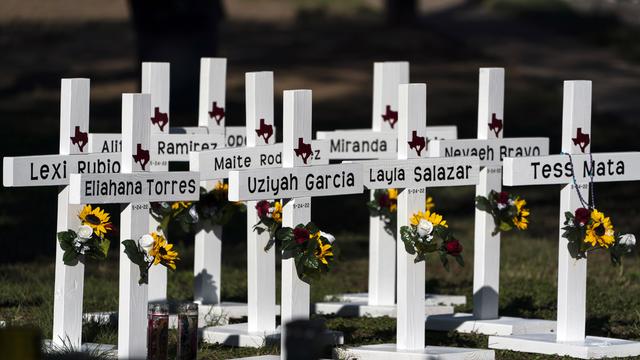 Des croix portant les noms des victimes de la fusillade de mardi sont placées devant l'école primaire Robb à Uvalde, au Texas, jeudi 26 mai 2022. [AP Photo/Keystone - Jae C. Hong]