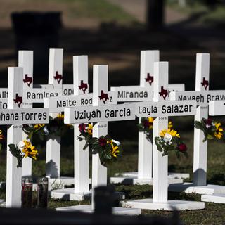 Des croix portant les noms des victimes de la fusillade de mardi sont placées devant l'école primaire Robb à Uvalde, au Texas, jeudi 26 mai 2022. [AP Photo/Keystone - Jae C. Hong]