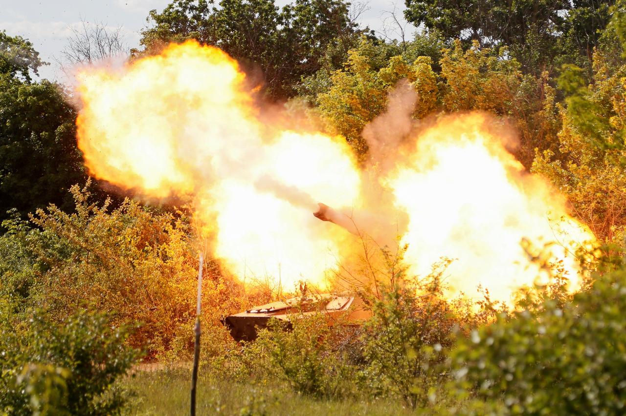 Un obusier des troupes prorusses tire en direction de Severodonetsk, dans la région de Lougansk. [Reuters - Alexander Ermochenko]