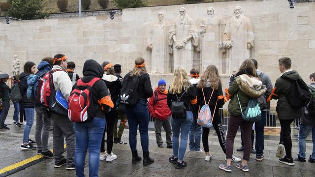 Des jeunes devant le Mur des Réformateurs à Genève. (image d'illustration) [Keystone - Martial Trezzini]