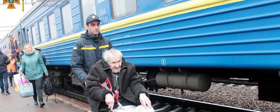 Pour les retraités vivant près du front, il est de plus en plus difficile d'obtenir des pensions (image d'illustration). [reuters - Service d'urgence ukrainien]