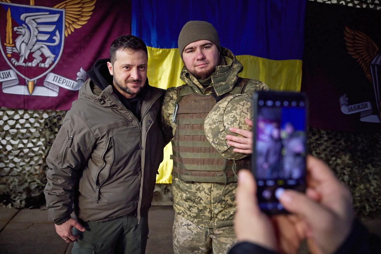 Le président ukrainien Volodymyr Zelensky s'est rendu mardi près du front, dans le Donbass. [Keystone - EPA/Presidential Press Service]