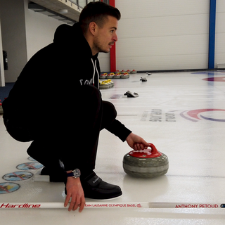 Valentin Tanner s'entraîne au curling, à la veille des Jeux Olympiques de Pékin. Janvier 2022. [RTS - Guillaume Rey]