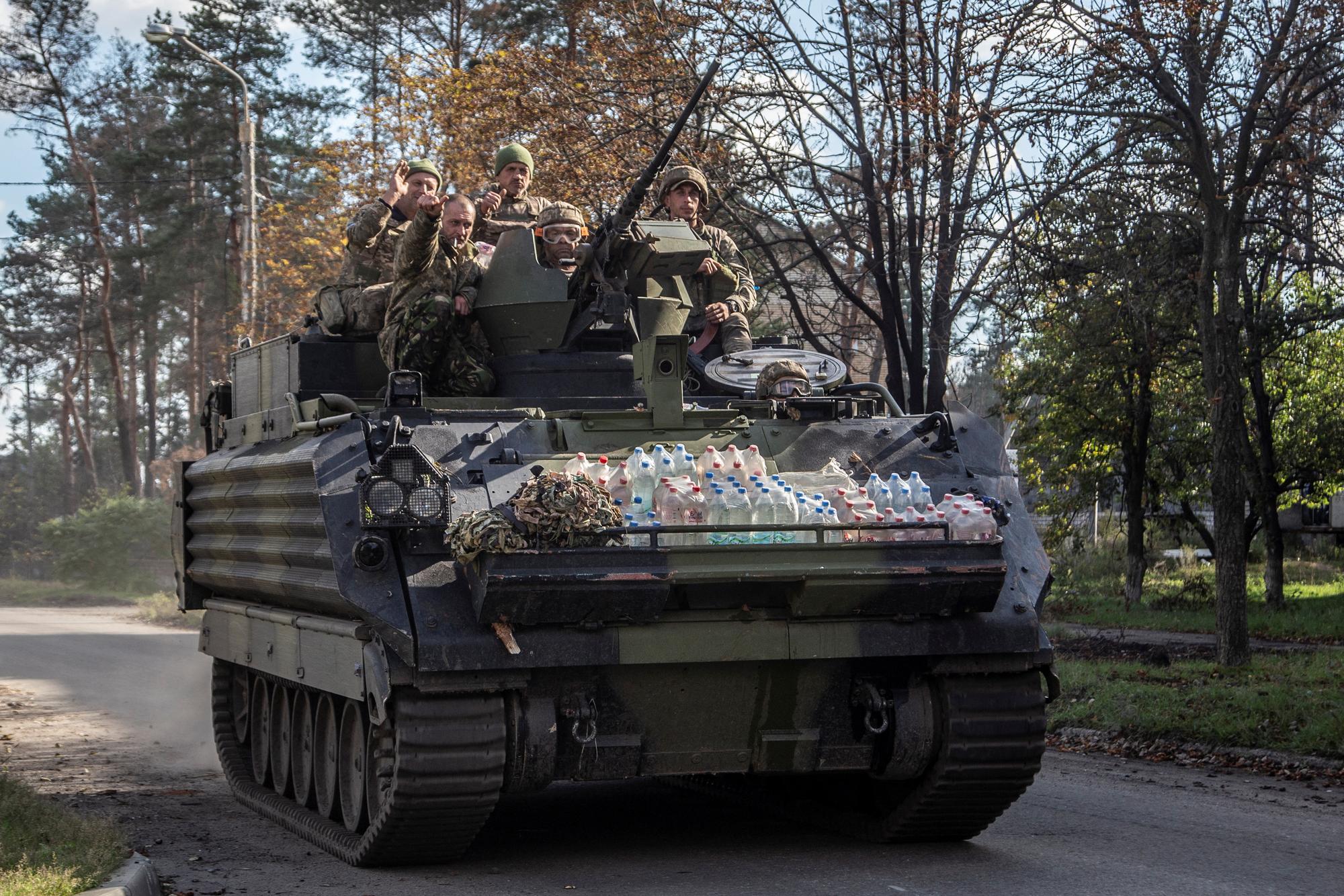 Un char ukrainien dans la ville de Lyman, récemment reprise aux Russes par les forces ukrainiennes. [Reuters - Oleksandr Ratushniak]