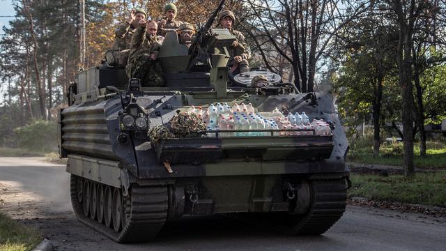 Un char ukrainien dans la ville de Lyman, récemment reprise aux Russes par les forces ukrainiennes. [Reuters - Oleksandr Ratushniak]