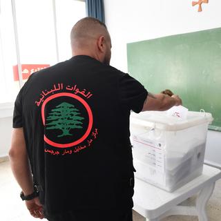 Un homme votant au Liban le 15 mai 2022. [EPA/Keystone - Abbas Salman]