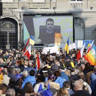 Le président Volodymyr Zelensky s'adressant à Ignazio Cassis et à des manifestants lors d'une manifestation pour la paix. [Keystone - Peter Klaunzer]