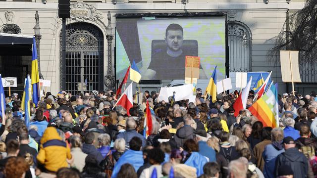 Le président Volodymyr Zelensky s'adressant à Ignazio Cassis et à des manifestants lors d'une manifestation pour la paix. [Keystone - Peter Klaunzer]