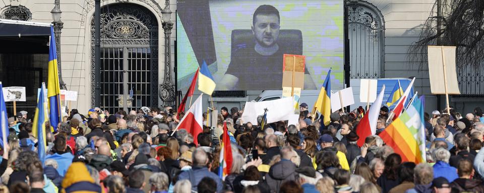 Le président Volodymyr Zelensky s'adressant à Ignazio Cassis et à des manifestants lors d'une manifestation pour la paix. [Keystone - Peter Klaunzer]