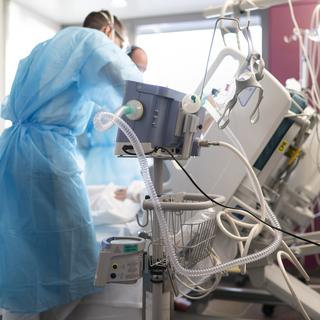 Des soignants au Centre Hospitalier Universitaire Vaudois en janvier 2022. [Keystone - Gaetan Bally]