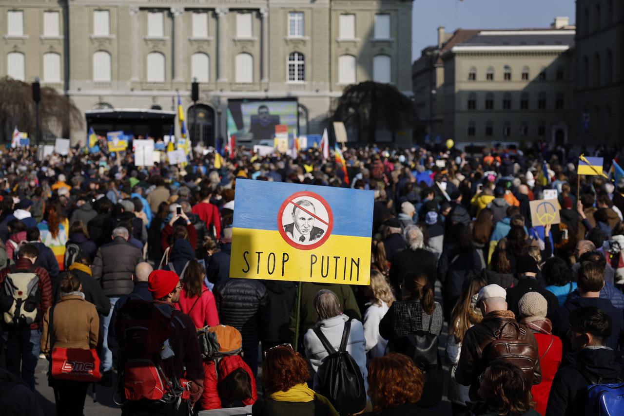 Des milliers de personnes étaient réunies samedi à Berne pour suivre la déclaration de Volodymyr Zelensky. [Keystone - Peter Klaunzer]