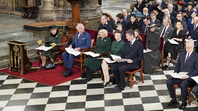 La reine Elizabeth II entourée pour un second hommage au prince Philip. [KEYSTONE - DOMINIC LIPINSKI]