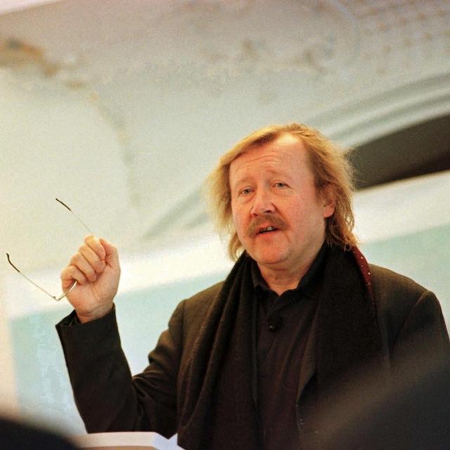 Peter Sloterdijk, professeur de philosophie et d'esthétique à la Hochschule fuer Gestaltung Karlsruhe, lors de son intervention au 14e symposium d'Engelberg, le jeudi 30 novembre 2000. [KEYSTONE) - Urs Flueeler]