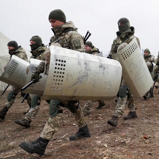 Le G7 prêt à imposer des sanctions aux "conséquences massives" en cas d'invasion de l'Ukraine. Ici en photo, une patrouille ukrainienne près de la frontière avec la Pologne et la Biélorussie. [Reuters - Gleb Garanich]