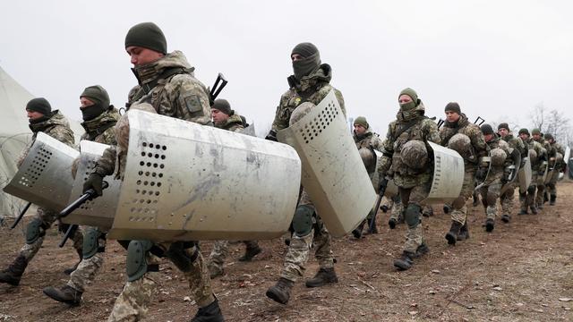 Le G7 prêt à imposer des sanctions aux "conséquences massives" en cas d'invasion de l'Ukraine. Ici en photo, une patrouille ukrainienne près de la frontière avec la Pologne et la Biélorussie. [Reuters - Gleb Garanich]