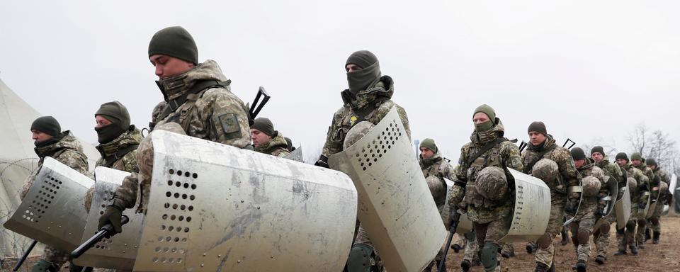 Le G7 prêt à imposer des sanctions aux "conséquences massives" en cas d'invasion de l'Ukraine. Ici en photo, une patrouille ukrainienne près de la frontière avec la Pologne et la Biélorussie. [Reuters - Gleb Garanich]