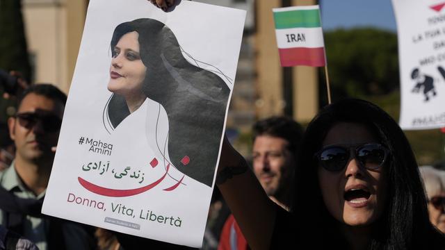 Dans le monde entier, les manifestants continuent après la mort de Masha Amin, ici à Rome ce week-end. [Keystone - AP Photo/Gregorio Borgia]